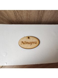   Natúr fa "Nőnapra" feliratú ovál tábla 4cm 1db