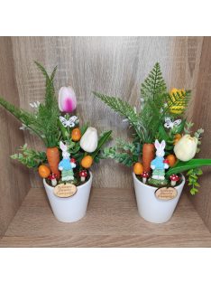   Húsvéti lakásdekor fehér kerámia kaspóban, kerámia nyuszival, gumi tulipánnal, műanyag répával két féle ma:28cm